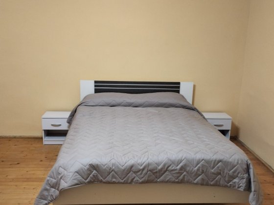 Будинок біля басейнів в центрі