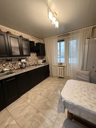 Подобово здається трикімнатна квартира в місті Павлоград - фото 1