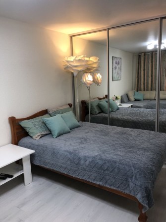 Красивая НОВАЯ квартира-студия перший поверх посуточно почасово - фото 1