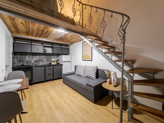 Подобова оренда квартири з ДИЗАЙНЕРСЬКИМ ІНТЕРʼЄРОМ • Тераса • Центр Львов