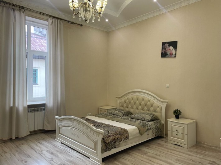 Подобово, погодинно , на любий термін велика 4х кімнатна в самому цент - фото 1