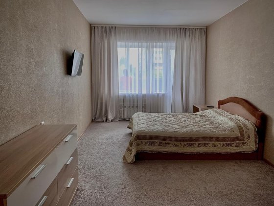 Квартира почасово і добово біля метро Героїв Праці,Героев Труда,