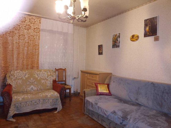 Чиста,  для 1 -го  2-х  19 м  : 2 дивана невеликі к.п.  поряд метро Киев