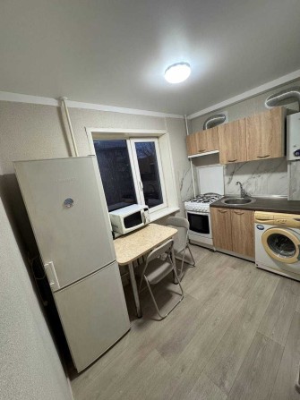 Сдам двухкомнатную  квартиру с ремонтом в центре города на долгий срок - фото 1