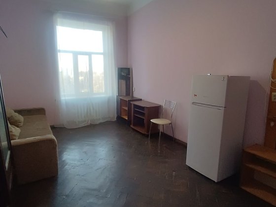 Сдам просторную гостинку рядом метро Центральный рынок.