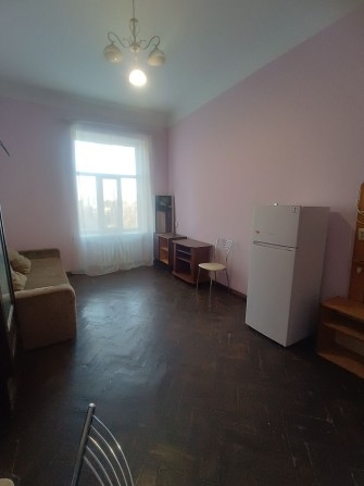 Сдам просторную гостинку рядом метро Центральный рынок. - фото 1