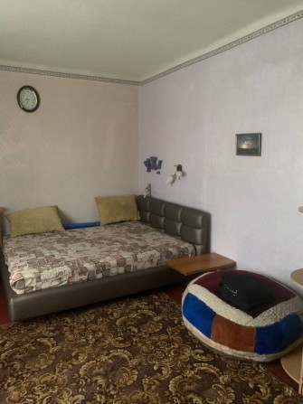 Сдам 1 комнату в гостинке - фото 1