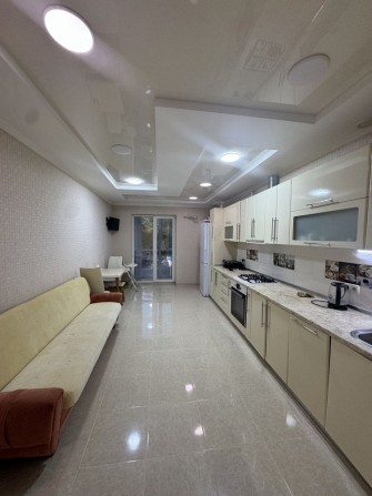 Сдам шикарную однокомнатную квартиру в Новострое на пр.Суворова !!! - фото 1