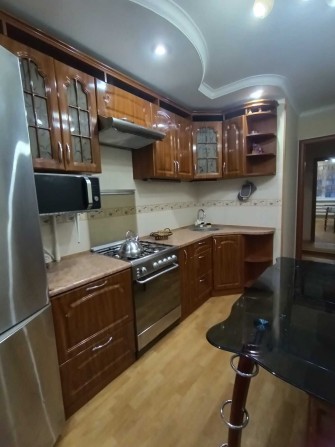 Сдам на год и более 3 комнатную квартиру с капитальным ремонтом - фото 1