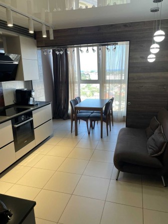 СДАМ на 1 год и более 2-х ком квартиру  новострой - фото 1