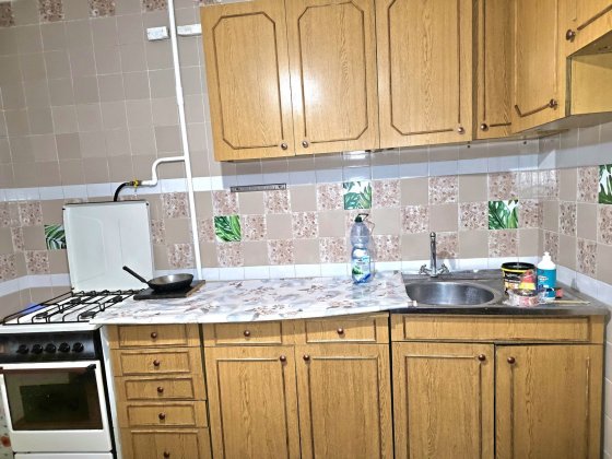 Одно кімнатна Зарічанська напроти Епіцентру . Вільна ріелтор Валєріч Хмельницкий