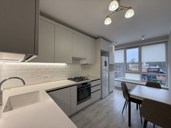 Світла 1 к біля Центрального парку.Є гардероб,4 поверх,газ! Ірпінь