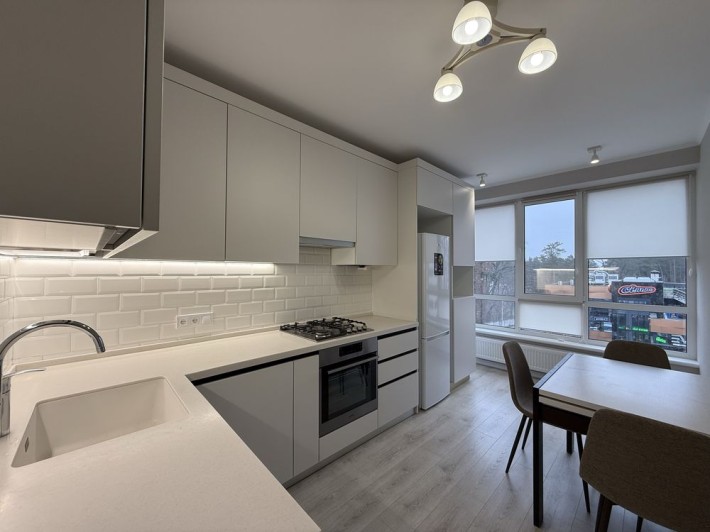 Світла 1 к біля Центрального парку.Є гардероб,4 поверх,газ! - фото 1