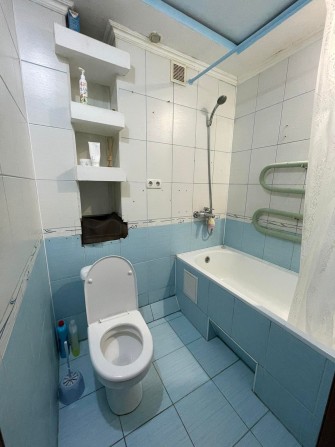 Здам квартиру однушку в центре. Все необходимое для жизни есть. - фото 1