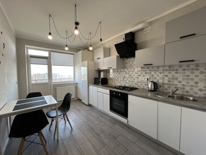 Оренда просторої 2-кімнатної квартири поруч з центром - фото 1