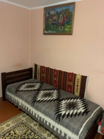 Здається в оренду 1к на другому поверсі двохповерхового особняка
на пе - фото 1