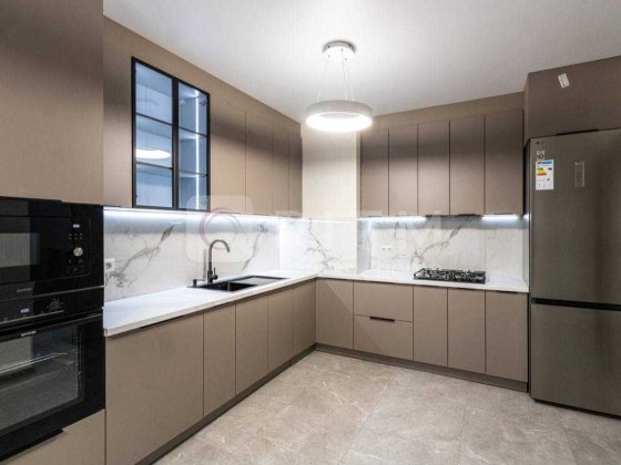 Оренда 2-х кімн. квартири + кладовка, центр міста ІФ, Family Plaza. Івано-Франківськ