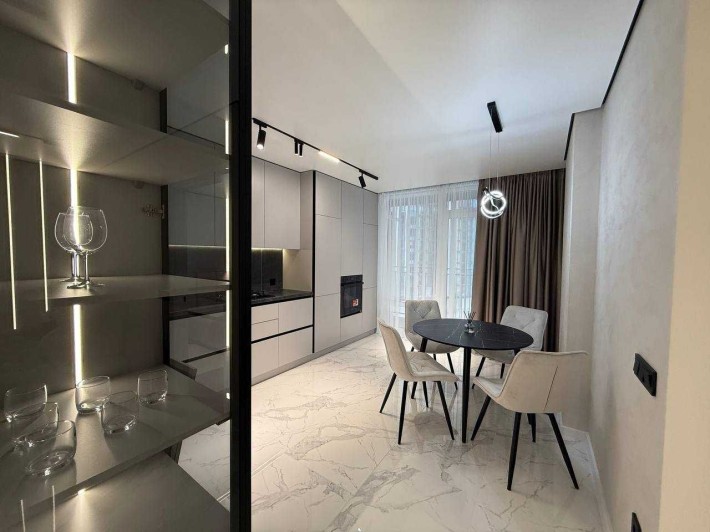 Дизайнерська квартира з кухнею-студією в центрі! - фото 1