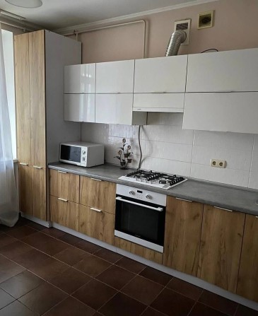 Оренда просторою 2 км квартири в центрі поруч з стометрівкою - фото 1