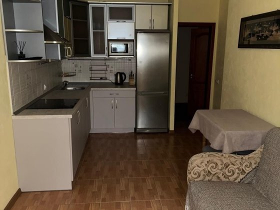 Оренда квартири з робочим місцем на балконі та великою кухнею Суми