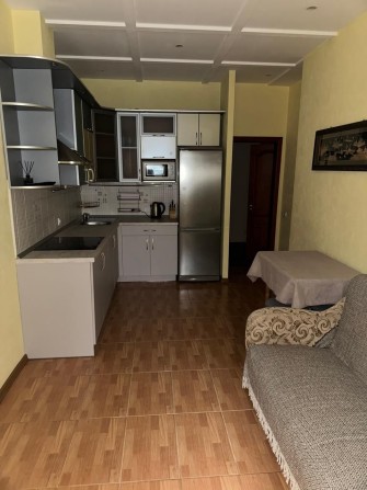 Оренда квартири з робочим місцем на балконі та великою кухнею - фото 1