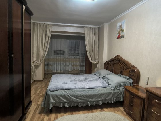 Трикімнатна квартира на Героїв Майдану( маг Гардероб) Чернівці