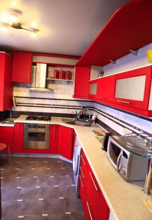 Терміново здаєтсься 3+кухня студія квартира,біля центру - фото 1