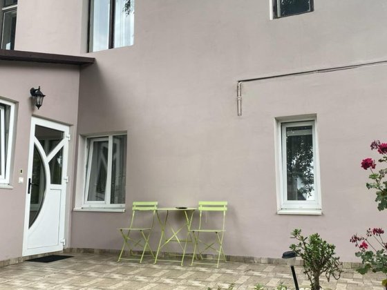 Здається часнина приватного будинку біля парку Шевченка Чернівці