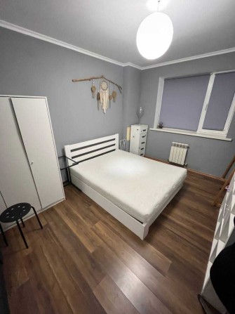 Сдам просторную 2 комнатную квартиру ремонт 12 квартал 75 метров - фото 1