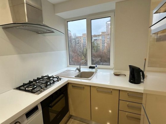 Центр,Печерськ,метро,євроремонт. Газ.Без комісіі. Киев