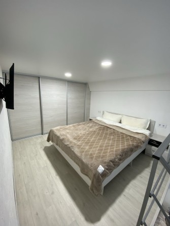 Здам в оренду однокімнатну дворівневу квартиру - фото 1