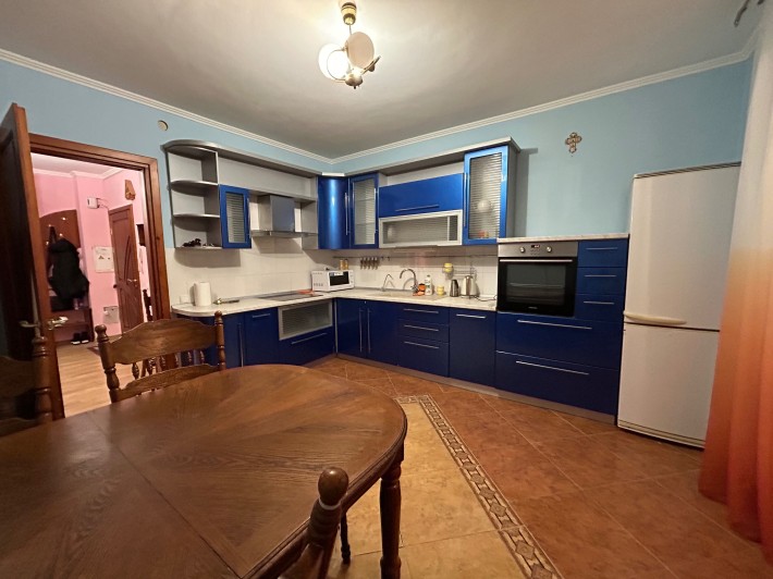 Простора 3-х кімнатна квартира в довгострокову оренду - фото 1