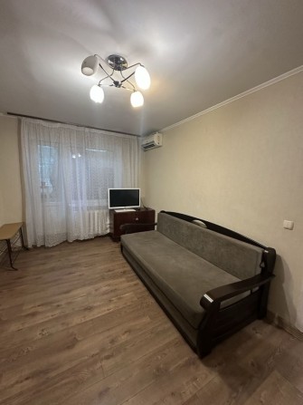 Сдам 2-ную кварт р-н Черемушки ул Космонавтов / 1-я стан Люст дорог - фото 1