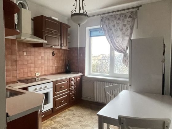 Долгосрочная аренда 2к кв. на среднем этаже на И.Петрова 47 Одеса