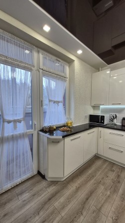 Трьохкімнатна квартира з терасою на Стуса біля парків - фото 1