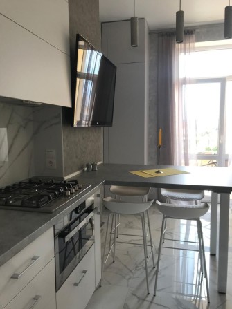 Сдам шикарную 1к.кухня-студия и спальня ЖК Клаб Марин  ул.Долгая - фото 1