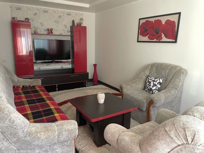 Трикімнатна квартира в оренду - фото 1