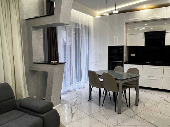 Довгострокова оренда 2-поверхового будинку