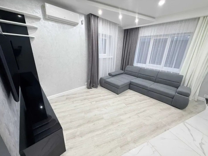 Здається сучасний двоповерховий котедж - фото 1