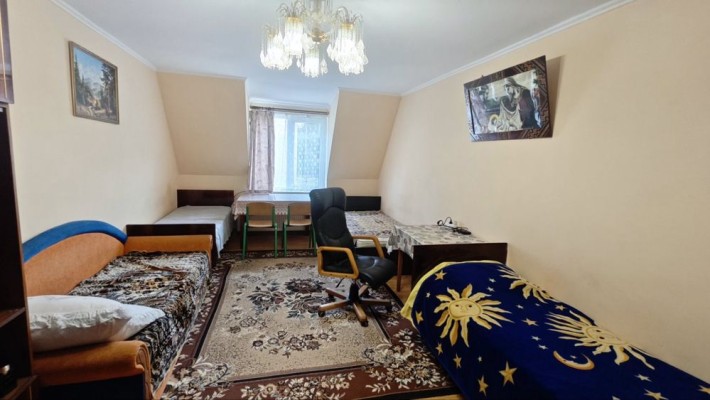 Здається кімната для студентів . - фото 1