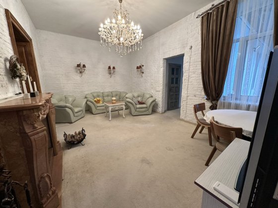 Здається будинок Центр Університет Черновцы