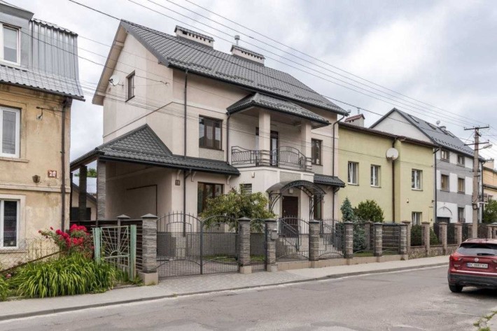 Оренда окремого котеджу вул. Сулими , євроремонт,  3 пов. -1600 євро. - фото 1