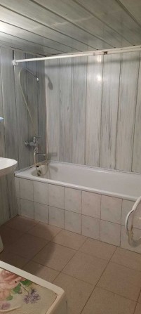 Сдам свой дом на земле 2 комн. 10 мин от ЖД вокзала 6 тыс - фото 1