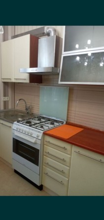 Сдам 2к дом,со своим двором отдельным ,парковка во дворе - фото 1