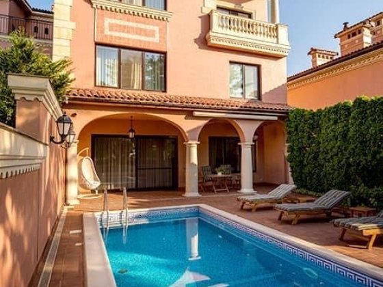 Аренда виллы с басейном у моря. На территории свой парк. Свет всегда! Одеса