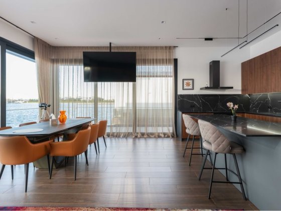 Будинок на воді, на Дніпрі, КМ «Золоче», с. Вишеньки Вишеньки