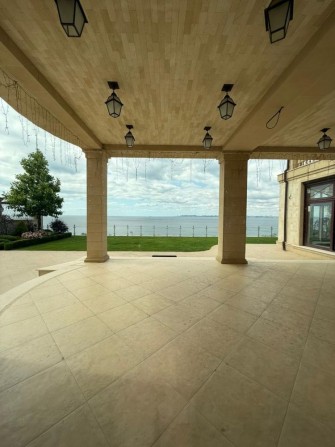 Сосновый берег, дом с панорамой моря и лифтом - фото 1