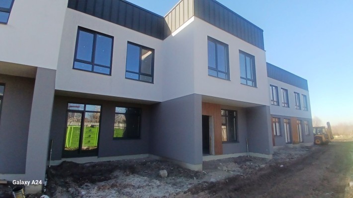 Таун 70 метрів з ділянкою та паркомісцем - фото 1