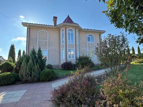 Готовий до проживання будинок 246 м² з ландшафтним дизайном Гостомель