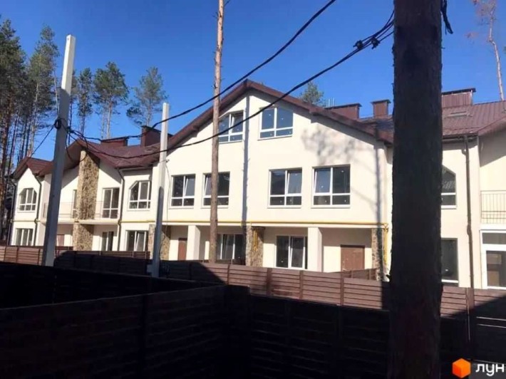 Сучасний 3-поверховий таунхаус із власною територією - фото 1